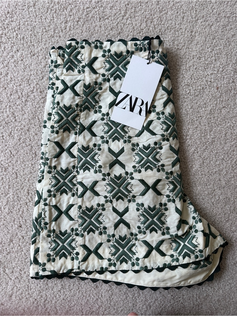 Zara High-Waist Green Embroidered Scallop Hem Shorts - Picture 2 of 4